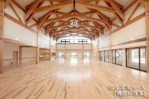 木目を活かした広々とした共用スペース。採光が良く明るい空間。